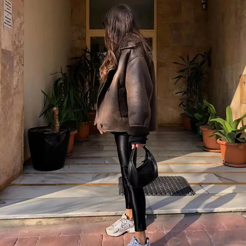 Jaqueta de Couro Oversized Forrada em Lã